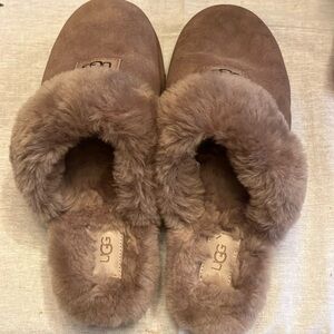 Never used Women UGG genuine shearling cozy suede slipper in caribou. Size 10